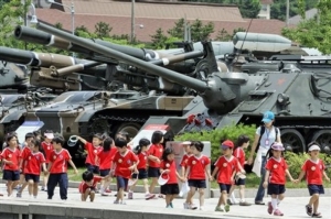 Korejská válka skončila jen příměřím. Jihokorejské děti před muzeem.