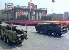 Rakety na mohutné přehlídce v Pchjongjangu. Testy na západním pobřeží?