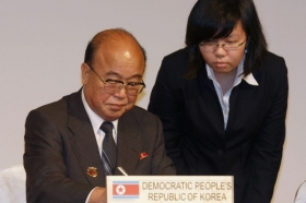 Severokorejský ministr zahraničí podepisuje závěrečný dokument ASEAN.