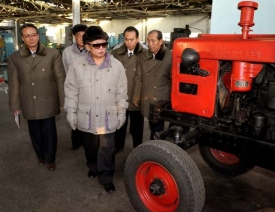 Kim Čong-il po těžké nemoci prý opět křižuje svou zemí.