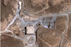 Satelitní snímek syrského jaderného zařízení před izraelským útokem.