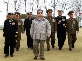 Kam zmizel vůdce Kim? Snímek s generalitou z dubna 2007.