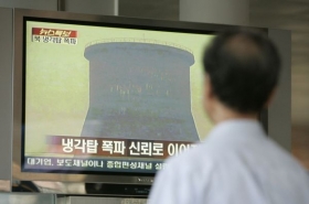 Věž před výbuchem. Jihokorejec sleduje přímý přenos od sousedů.