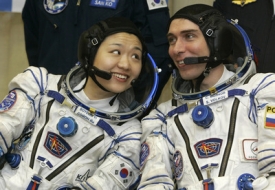 So-Jon (vlevo) a ruský kosmonaut Sergej Volkov