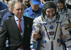 Ruský kosmonaut Alexandr Volkov (vlevo) doprovází svého syna Sergeje