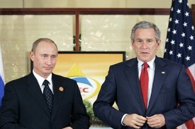 Ilustrační foto - ruský prezident Vladimír Putin a jeho americký protějšek George Bush