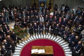 Kosovští zákonodárci během ceremonie podpisu nové ústavy.