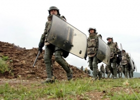 Francouzští vojáci KFOR při výviku v Kosovu.