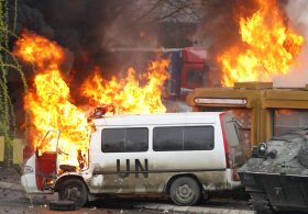 Hoříci vozidla OSN v Kosovské Mitrovici.