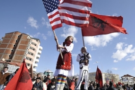 Dívka v Kosovu oslavuje nezávislost s americkou vlajkou.