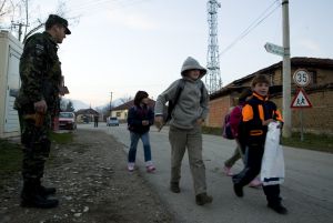 Dětská realita: Cizí vojáci hlídají cestu do školy