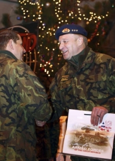 Generál Picek předává vánoční dárky vojákům v Kosovu.