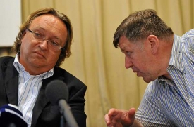 Místopředseda fotbalového svazu Vlastimil Košťál (vlevo).