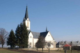 Kostel Nanebevzetí Panny Marie v Cholině.