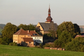 Opravy se dočkal také kostel v Křivcích.