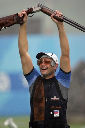 Vítězné gesto Davida Kosteleckého na olympijské střelnici v Pekingu.