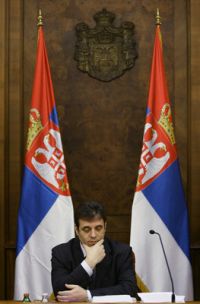 Srbsk&yacute; premi&eacute;r Ko&scaron;tunica m&aacute; o čem přem&yacute;&scaron;let, vl&aacute;da je v krizi.