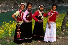 Čínské dívky v tradičních kostýmech.