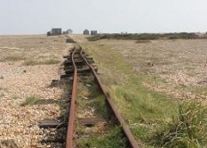 Opuštěná železniční trať na Dungeness Beach v Kentu.