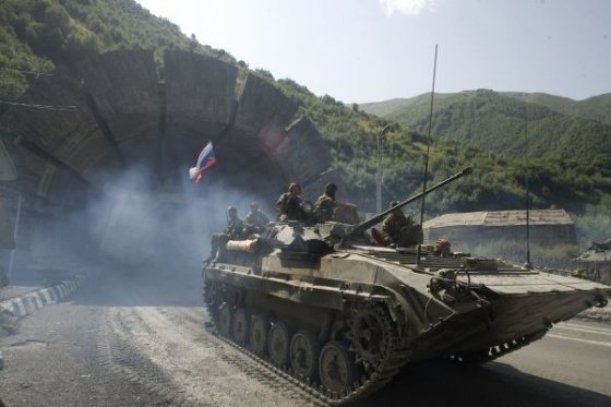 Ruské BVP opouští tunelem Jižní Osetii.