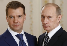Kdo s koho? Medveděv a Putin. Přívrženci obou se už šikují...