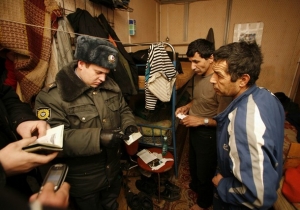Policie v sibiřském Krasnojarsku kontroluje doklady sezónních dělníků.