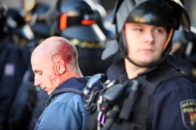 Policisté v Praze zasáhli proti chorvatským fanouškům.