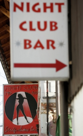Muži z nižší a střední vrstvy do nočních klubů už skoro nezavítají.
