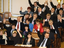 Poslanci KSČM hlasují o smlouvě, většina z nich byla proti přijetí.