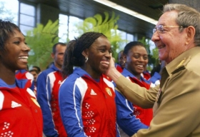 Raúl Castro se sportovci odjíždějícími na olympiádu do Číny.
