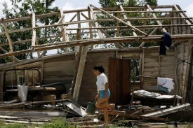 Kubánka před svým zničeným domem.
