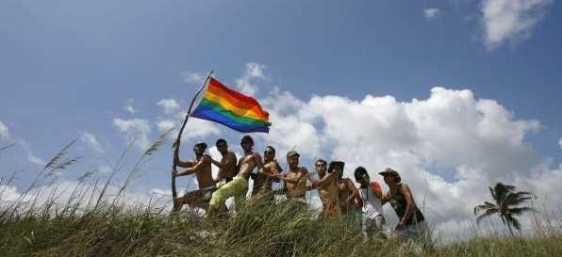 Některé změny ano. Gayové a lesby oslavují na pláži Havany.