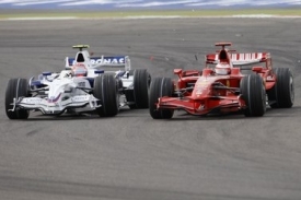 Robert Kubica (vlevo) v souboji s mistrem světa Kimim Räikkönenem.