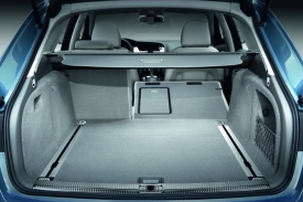 Kufr nového kombi A4 Avant má být největší ve své třídě. Ano, ale jen dokud se nesklopí zadní sedačky. Pak lze více nákladu naložit do konkurenčního mercedesu třídy C.