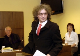 Ilustrační foto - bývalý sbormistr Bohumil Kulínský u soudu