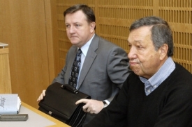 Restituent Vítězslav Kumpera (vpravo) se svým právníkem.