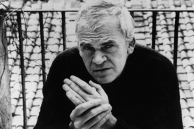 Básník nepochybuje, že Milan Kundera je udavač.