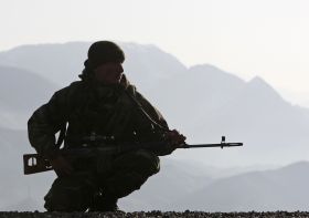 Turecký voják v pustých horách severního Iráku.