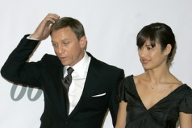 Daniel Craig a Olga Kurylenková, protagonisté nové bondovky.