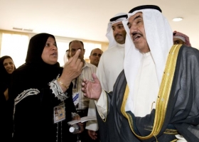 Volička debatuje ve volební místnost s kuvajtským premiérem.