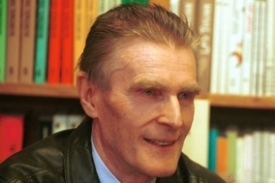 Historik a spisovatel Robert Kvaček, snímek z roku 1995.