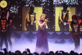 Kylie Minogue během truné v Belgii. Teď přijede do Prahy.