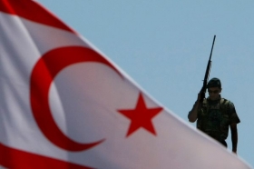 Turecký sniper za vlajkou kyperských Turků na Kypru.