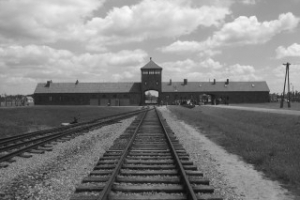 Vstup do tábora Březinka (Birkenau/Auschwitz II).