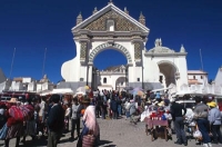 V La Paz, nejvýše položené metropoli světa, se 24. ledna koná veliký jarmark. Jedni prodávají fetiše, jiní je zase posvěcují.