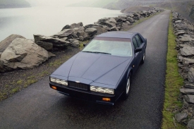 Aston Martin Lagonda patřil s cenovkou kolem 50 tisíc liber k nejdražším vozům.