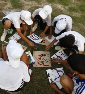 Děti kreslí v parku Džadríje.