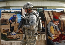 Voják USA stráží u bazaru v parku.