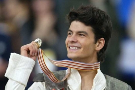 Stéphane Lambiel se zlatou medailí, kterou dostal roku 2005 v Moskvě.