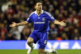 Divící se Frank Lampard, kapitán fotbalistů Chelsea.